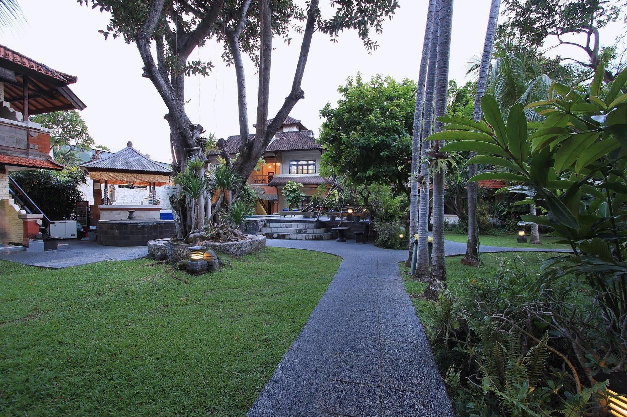 The Taman Ayu Hotel Seminyak Exterior foto