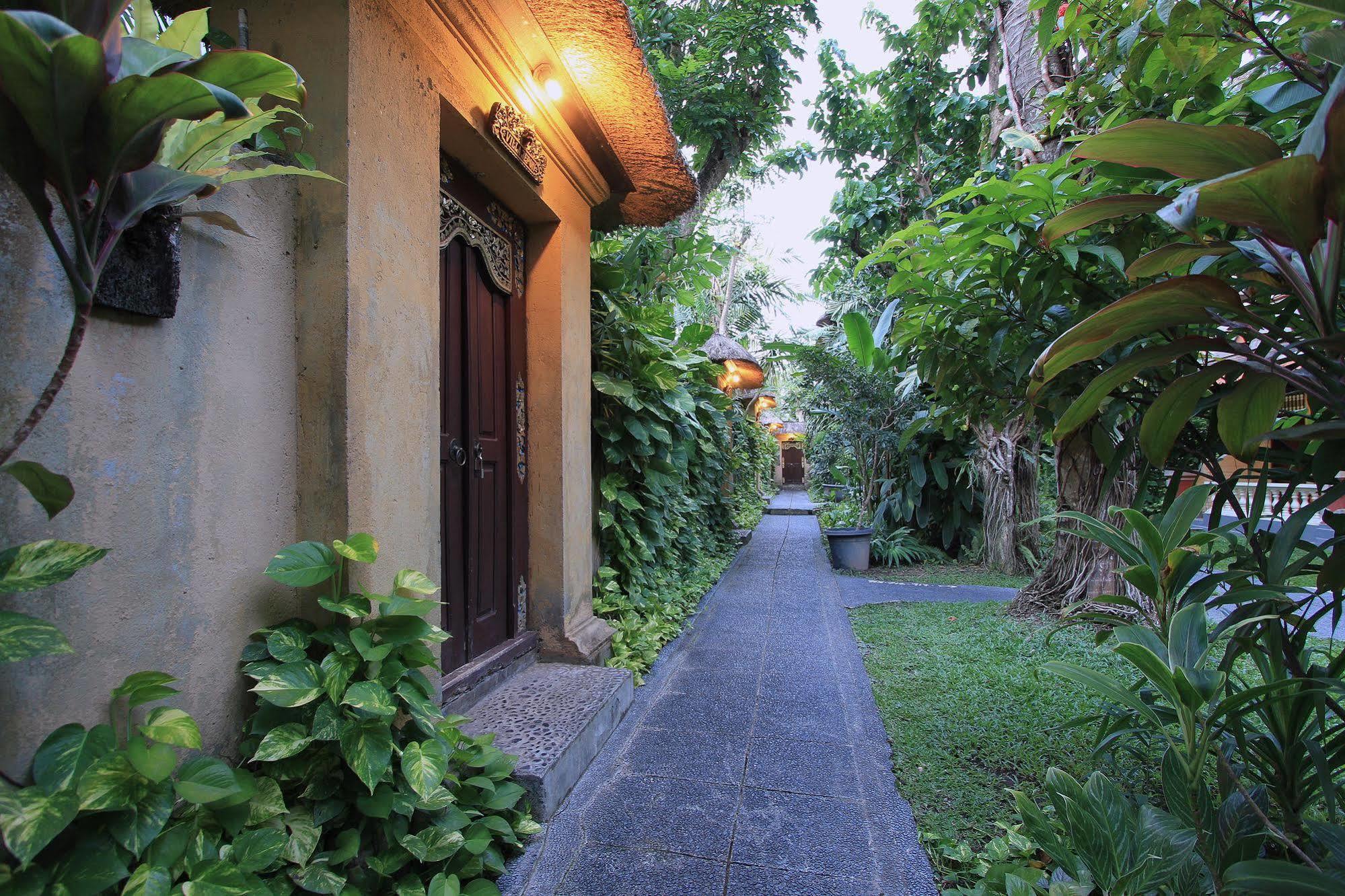 The Taman Ayu Hotel Seminyak Exterior foto